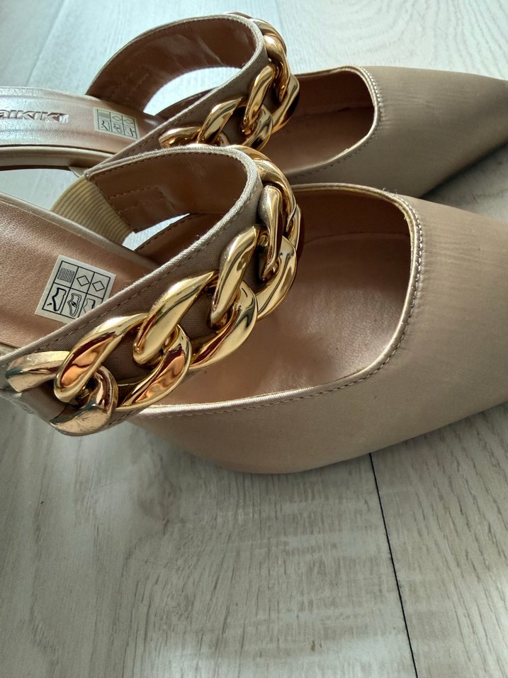 Zincir Detaylı Bej Deri Topuklu Kadın Ayakkabı - Görsel 2