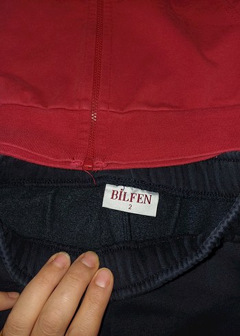 8 Yaş Beden BILFEN Kırmızı Kapüşonlu ve Siyah Eşofman elbisesi de var