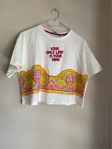 Renkli desenli crop tshirt