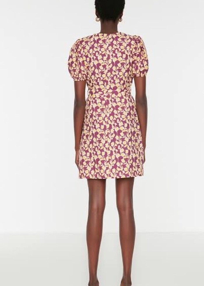 Çiçek desenli kuşaklı mini elbise - Görsel 2