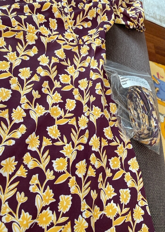 Çiçek desenli kuşaklı mini elbise - Görsel 4