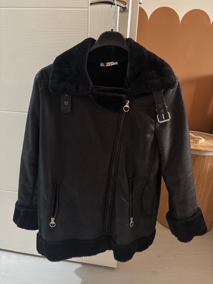 Siyah ceket içi kürklü deri görünümlü - Görsel 3