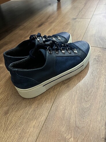 38,5 Beden Dkny lacivert sneaker çok az kullanılmış