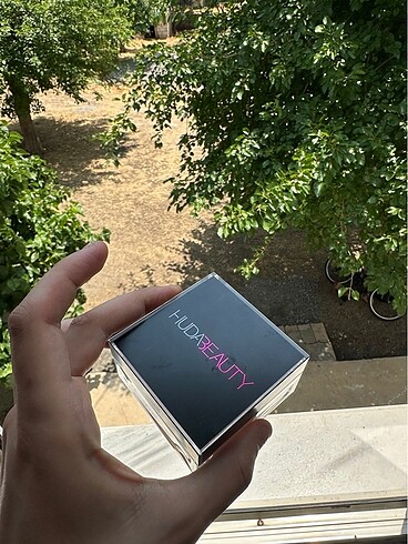 Huda Beauty pudra