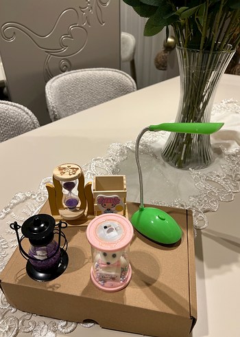 Yeşil Masa Lambası ve Mini Dekoratif Aksesuarlar - Görsel 2