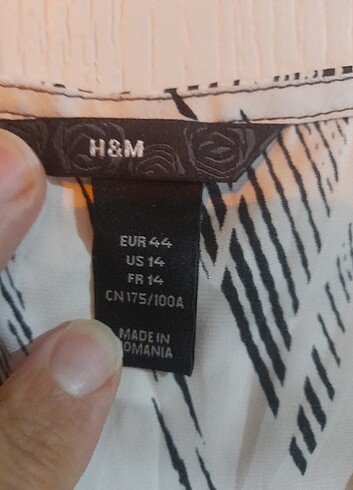H&M V yaka saten siyah beyaz desenli buluz 