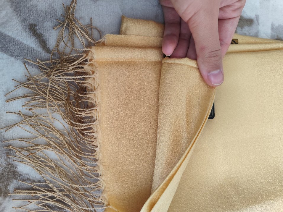 Saten Dokulu Püsküllü Bej Kadın Şal - Görsel 5