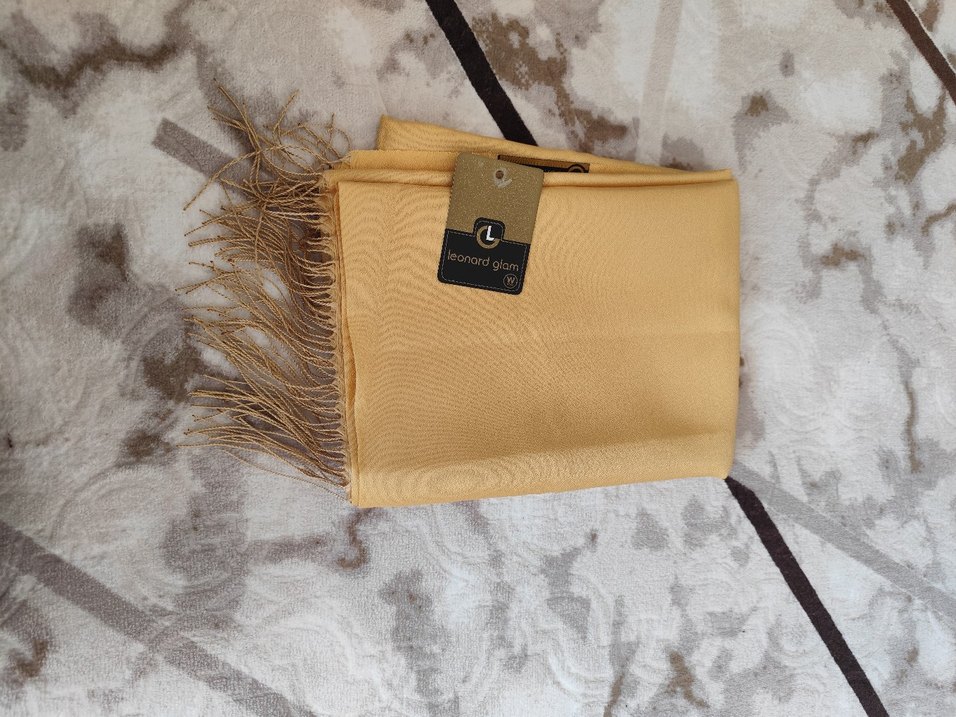 Saten Dokulu Püsküllü Bej Kadın Şal - Görsel 4