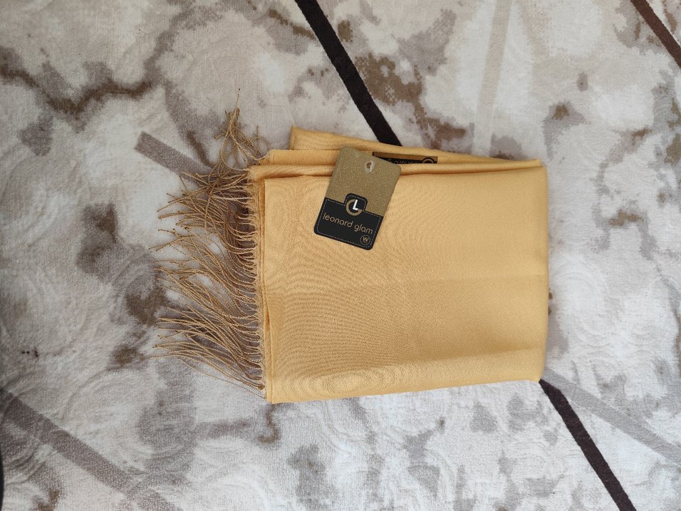 Saten Dokulu Püsküllü Bej Kadın Şal - Görsel 3