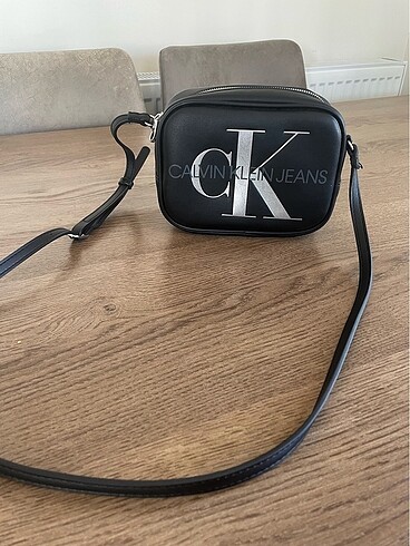 Calvin klein logolu çapraz çanta