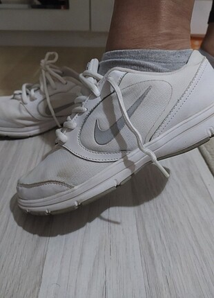 Beyaz Nike ayakkabı