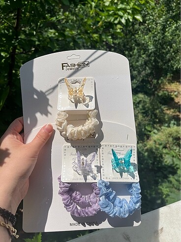 Üçlü kelebek ve lastikli toka