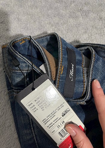 Bel Detaylı Kadın Mavi Denim Pantolon 25 beden - Görsel 2
