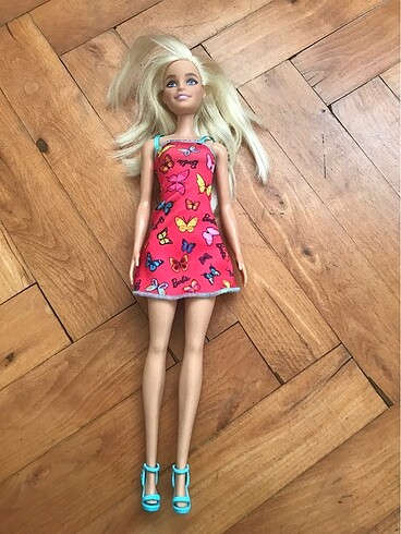 Kelebek elbiseli barbie