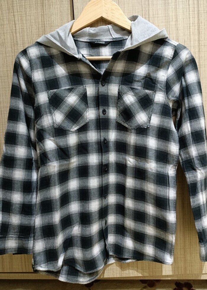 Kapüşonlu erkek çocuk gömlek - Görsel 5