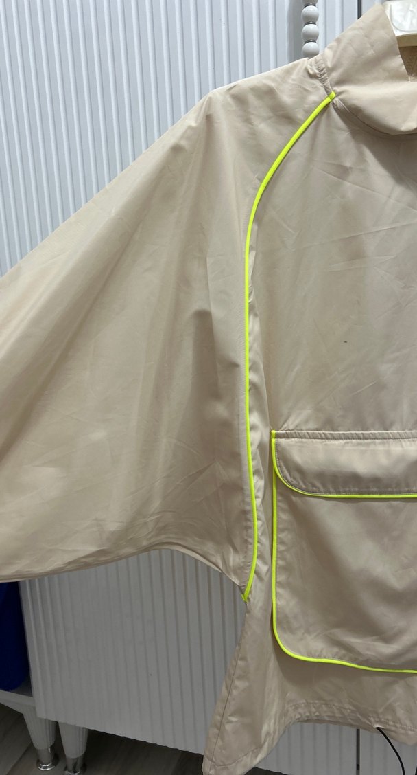 Bej Yüksek Yakalı Kadın Yağmurluk - Görsel 2