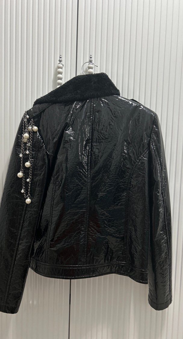 Zincir Detaylı Siyah Mini Biker Deri Ceket - Görsel 4