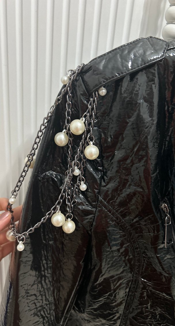 Zincir Detaylı Siyah Mini Biker Deri Ceket - Görsel 2