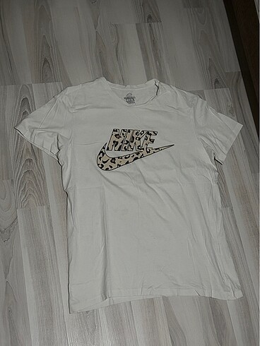 Nike leopar desenli tişört