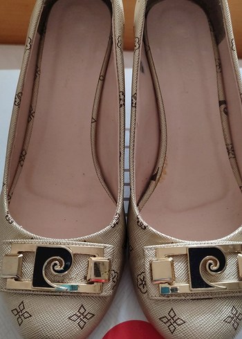 Altın Renkli Tokalı Klasik Dolgu ayakkabı - Görsel 2