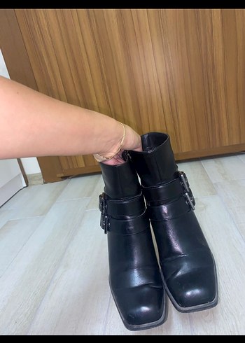 Kadın Siyah Deri Tokalı Topuklu Bot stradivarius - Görsel 3