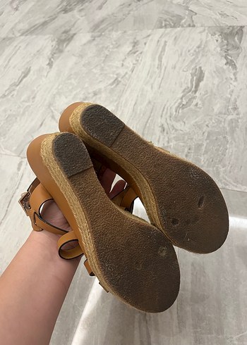 39 Beden kahverengi Renk Derimod Dolgu Topuklu Sandalet