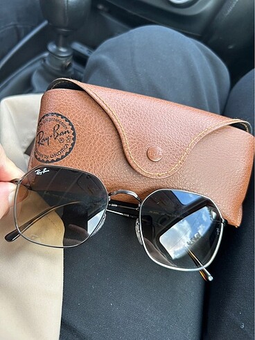 Ray-Ban güneş gözlüğü