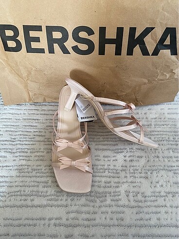 Bershka fiyonklu topuklu sandalet