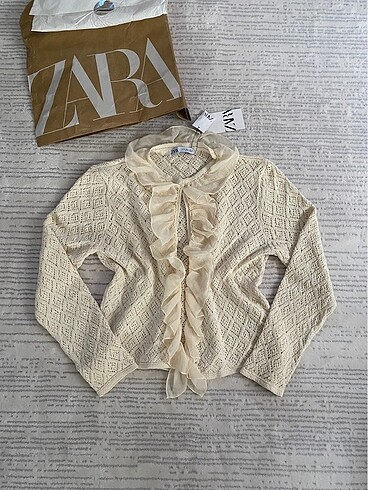 Zara fırfırlı ve delikli işlemeli triko hırka