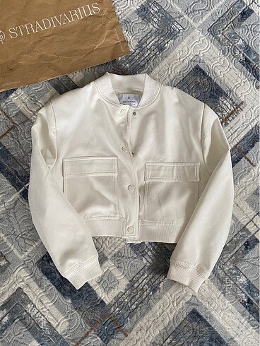 Stradivarius Vatkalı Beyaz Bomber Ceket