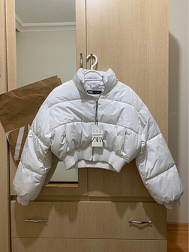 Zara suya ve rüzgara karşı korumalı crop şişme mont