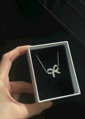 Altın Renk Mini Fiyonk Kolye - Görsel 2