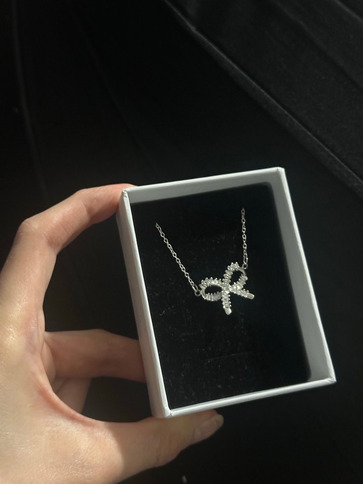 Altın Renk Mini Fiyonk Kolye - Görsel 2