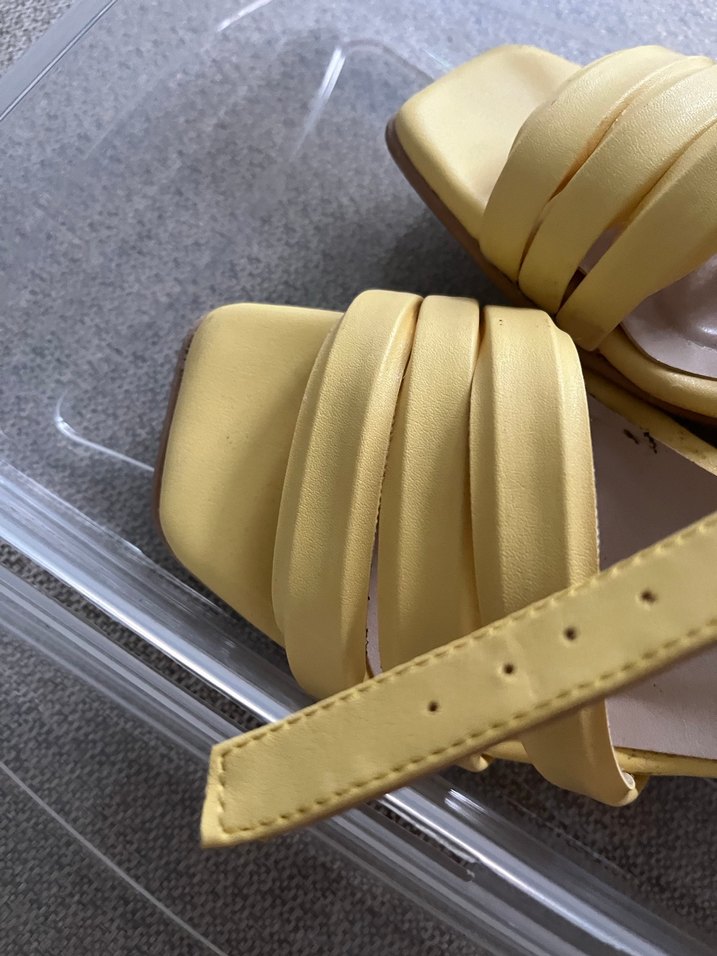 Sarı Kadın Dolgu Topuklu Tokalı Sandalet - Görsel 3