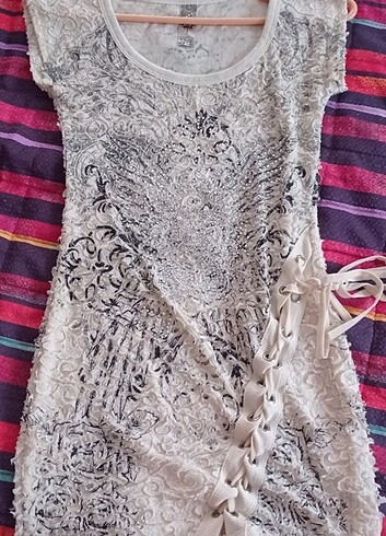 Krem rengi catlamış görünümlü taşlı elbise 