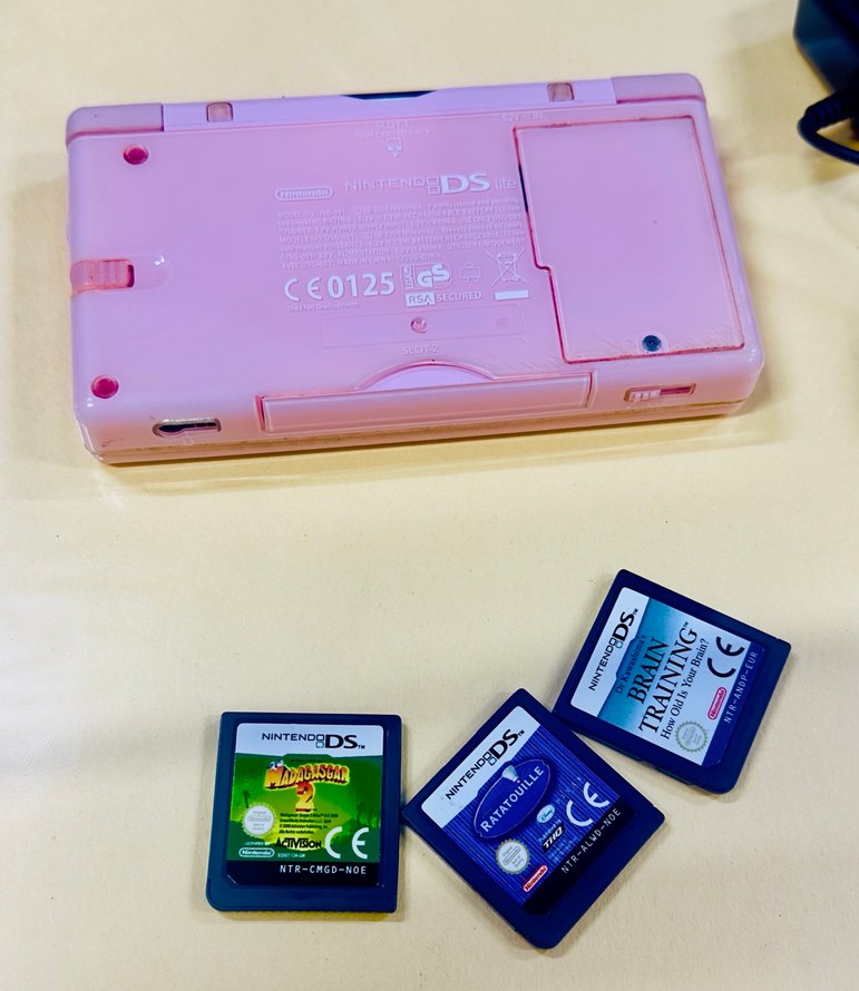 Pembe Nintendo DS Lite Konsolu ve Oyun Kartları - Görsel 3