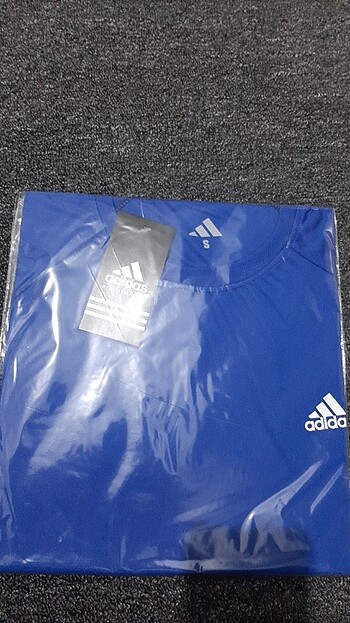 Adidas sport tshirt orjinal degil ama birebir ayni