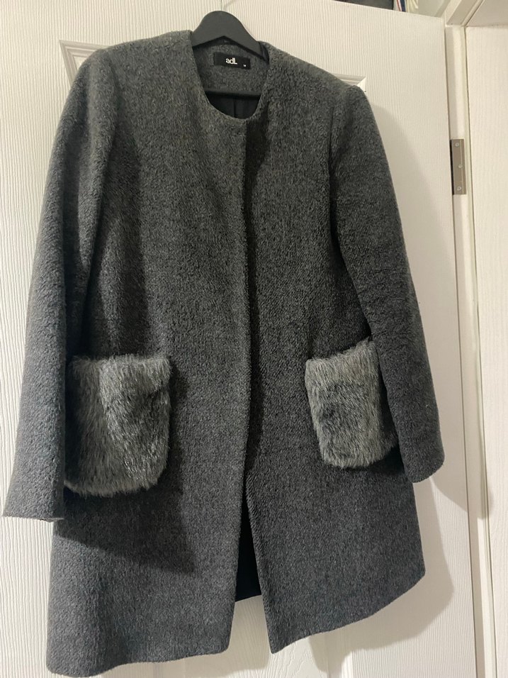 Koyu Gri Peluş Cepli Kaban - Görsel 3