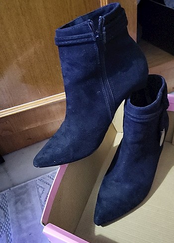 Siyah Süet Fermuarlı İnce Topuklu Kadın Bot - Görsel 4