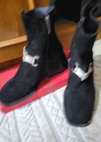 Tokalı Siyah Süet Gotik Kadın Bot - Görsel 3