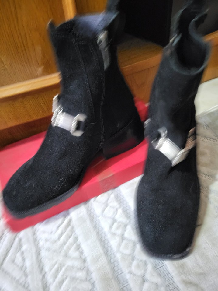 Tokalı Siyah Süet Gotik Kadın Bot - Görsel 3