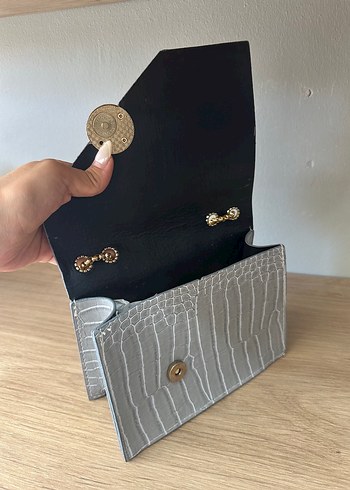 Gri Yılan Derisi Desenli Zincir Detaylı Deri Çanta - Görsel 4