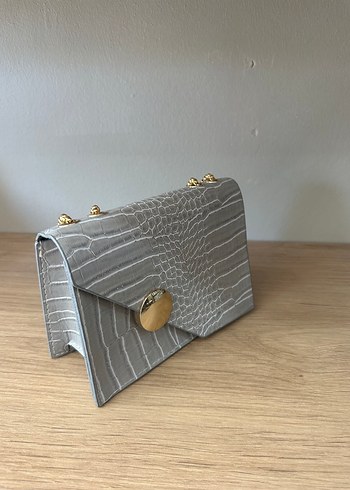 Gri Yılan Derisi Desenli Zincir Detaylı Deri Çanta - Görsel 3