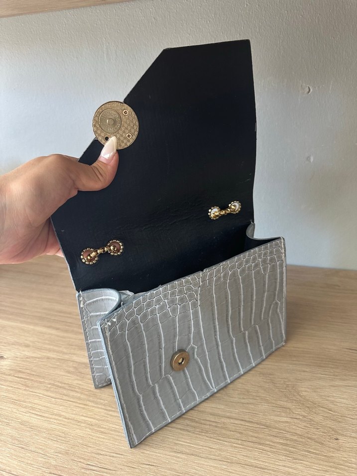 Gri Yılan Derisi Desenli Zincir Detaylı Deri Çanta - Görsel 4