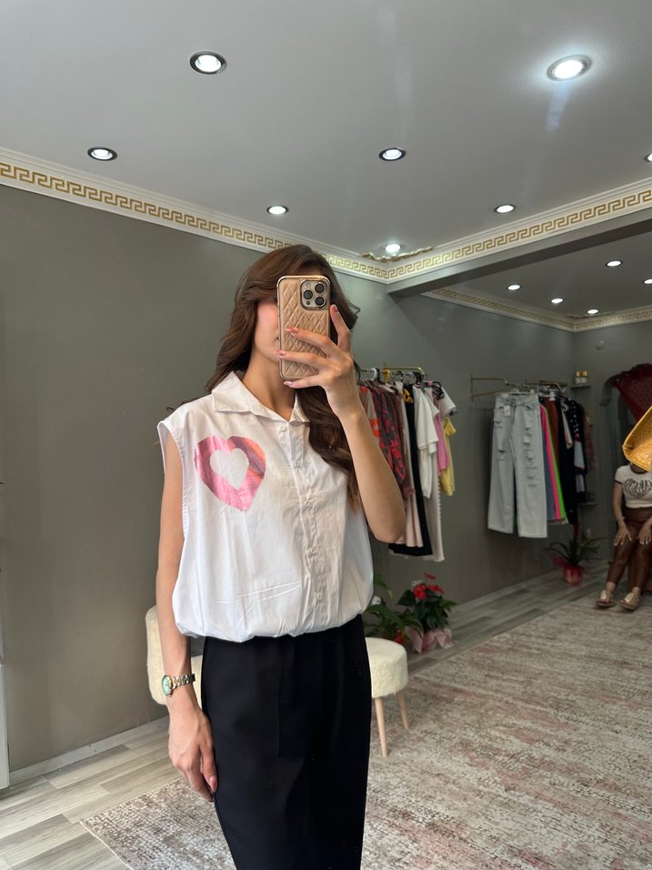 Düğmeli Batik Desenli Kolsuz Beyaz Gömlek - Görsel 2