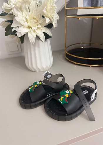 22 Beden Erkek Çocuk Siyah Kayışlı Sandalet
