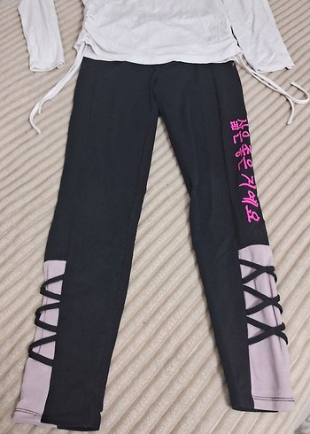 Beyaz Yüksek Yakalı Uzun Kollu Üst ve Siyah Baskılı alt - Görsel 2