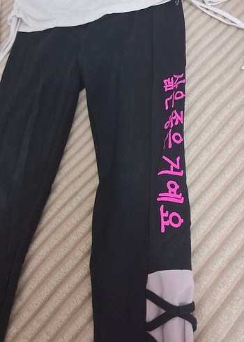 Beyaz Yüksek Yakalı Uzun Kollu Üst ve Siyah Baskılı alt - Görsel 3