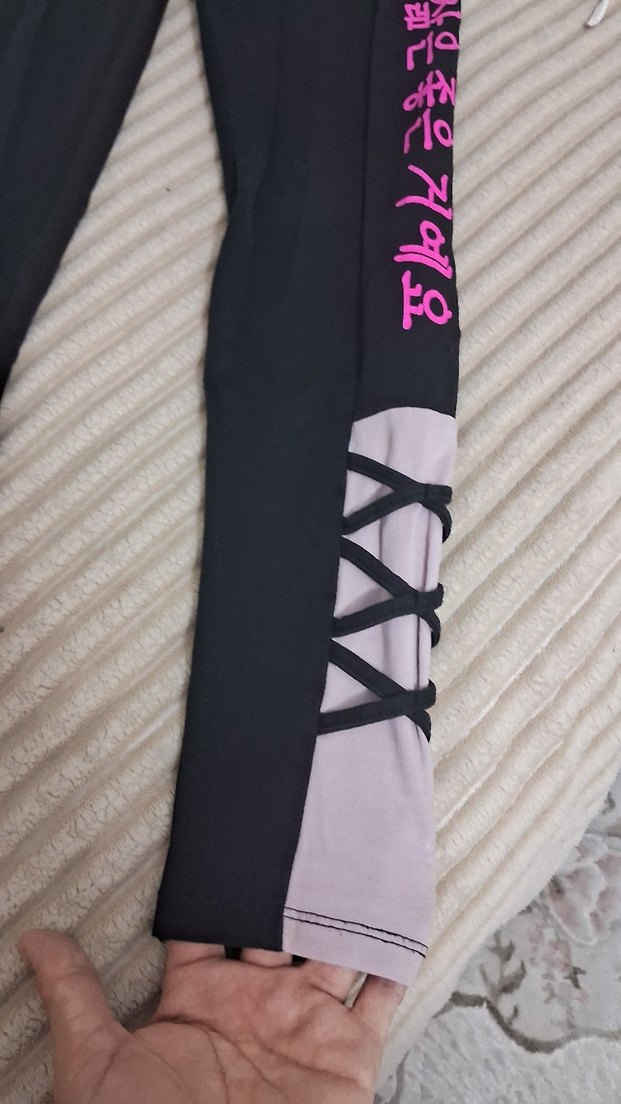 Beyaz Yüksek Yakalı Uzun Kollu Üst ve Siyah Baskılı alt - Görsel 4