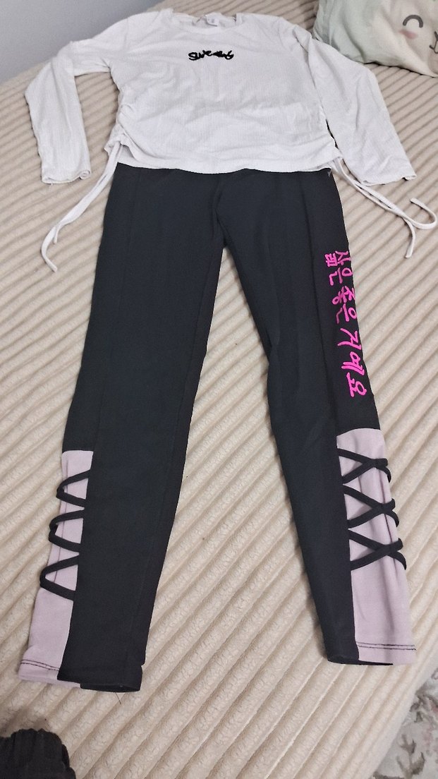 Beyaz Yüksek Yakalı Uzun Kollu Üst ve Siyah Baskılı alt - Görsel 2